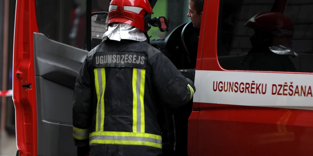 Talsos dedzis dzīvojamās mājas otrais stāvs, bēniņi un jumts.
