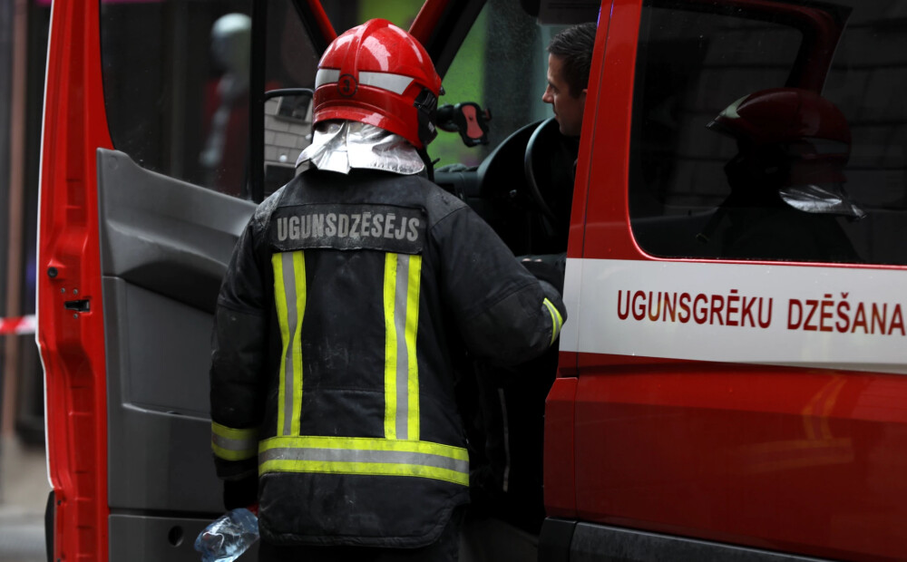 Plašs ugunsgrēks Talsos: liesmas skārušas mājas otro stāvu, bēniņus un jumtu