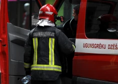 Plašs ugunsgrēks Talsos: liesmas skārušas mājas otro stāvu, bēniņus un jumtu