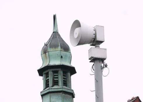 Trauksmes sirēna uz Latvijas ugunsdzēsības muzeja jumta.