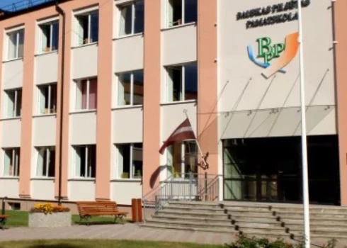 Vāc parakstus pret Bauskas pilsētas pamatskolas pievienošanu Bauskas 2. vidusskolai.