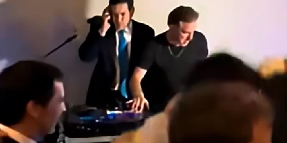 ASV valsts sekretārs Marko Rubio (pa kreisi) pie dīdžeja pults (ekrānuzņēmums no video)
