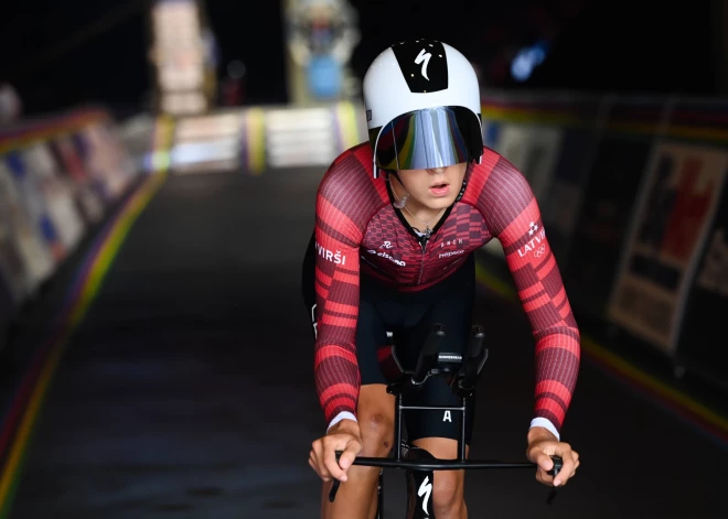 Georgs Tjumins triumfē junioru velobraucienā Čehijā