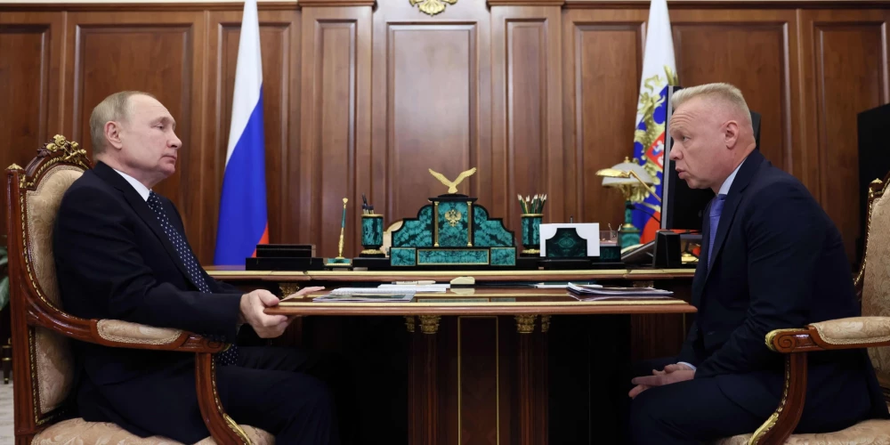 "Riga fertilizer terminal" (RFT) patiesā labuma guvējs ir Krievijas oligarhs Dmitrijs Mazepins (attēlā: Mazepins audiencē pie Krievijas diktatora Vladimira Putina) uz īpašumtiesību pamata ar Kipras kompānijas "Tammulogis Limited" starpniecību, kurai pieder 51%. Savukārt 49% RFT kapitālā pieder AS "Riga Port Group", kuras īpašniece ir "Multi Capital Holdings". Minētās kompānijas īpašnieki pastarpināti ir ekspremjera Andra Šķēles ģimene un Rīgas domes deputāta Aināra Šlesera (LPV) ģimene.