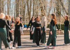 Ar jautrām atrakcijām pie Vērgales muižas tradicionāli modina dīķi. FOTO