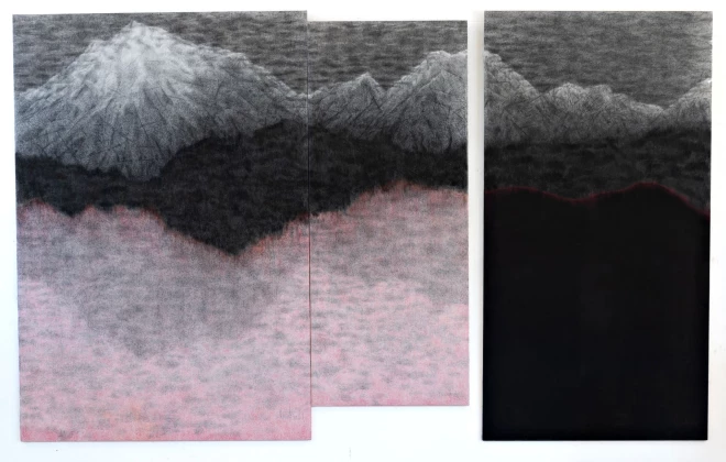 Laima Puntule. “1,2 triljoni tonnu” (2025., 190x300 cm, grafīts/akrils/audekls, darbs no izstādes galerijā “Daugava”).