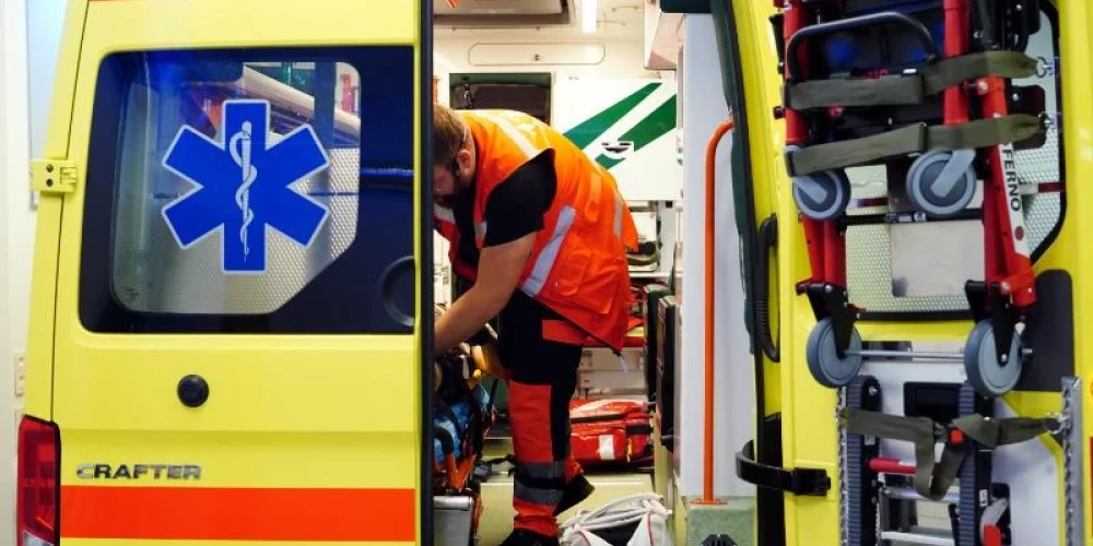 Uz notikuma vietu izsaukts Neatliekamās medicīniskās palīdzības dienests.
