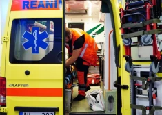 Ķengaragā trolejbuss nobrauc no ceļa un ietriecas stabā; iespējams, vadītājai pēkšņi pasliktinājusies veselība