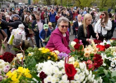 FOTO: Latvija svin! Ziedu nolikšanas ceremonija pie Brīvības pieminekļa 