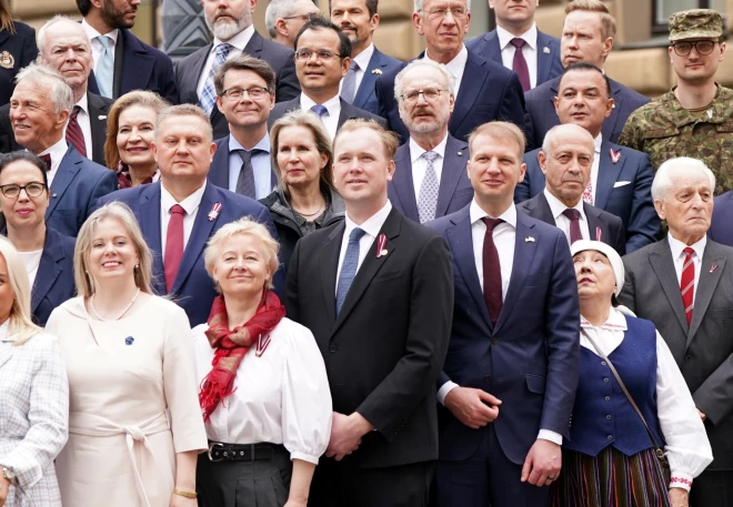 Депутаты собрались, возложили цветы и сфотографировались.