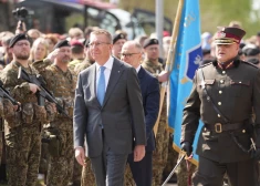 "Šis ir brīdis, kad jāatmet sīkās ķildas un nebūtiskais!" militārajā parādē uzsver Valsts prezidents