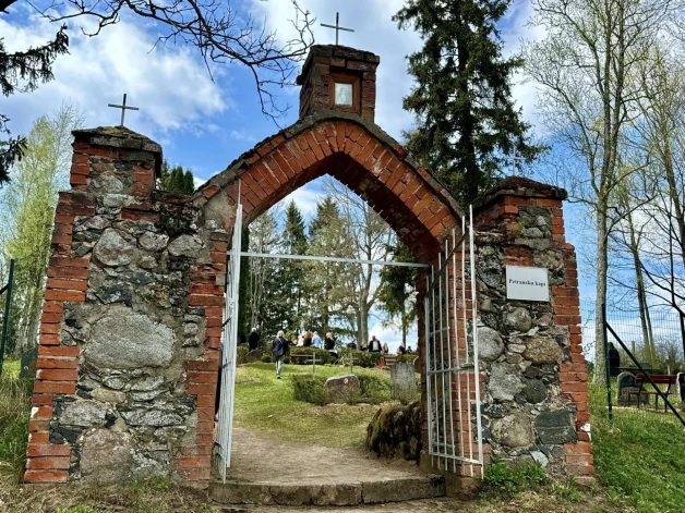 Svētdien, 3. maijā, Preiļu novada Riebiņu pagasta Petrausku kapos zemes klēpī tika guldīts leģendārais kino režisors Jānis Streičs (1936–2026).
