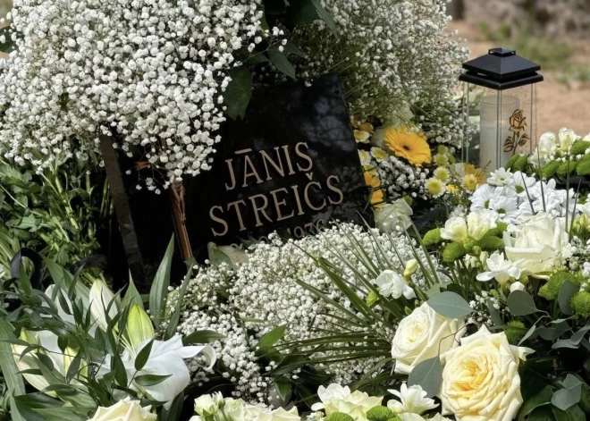 Zemes klēpī, blakus savai mātei, guldīts leģendārais kino režisors Jānis Streičs