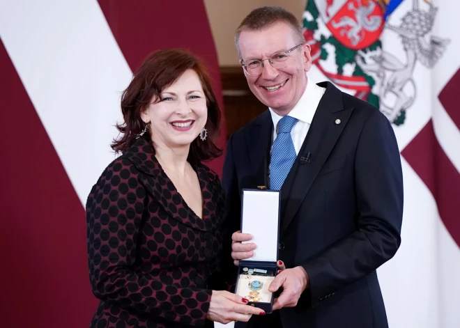 Valsts prezidents Edgars Rinkēvičs pasniedz Triju Zvaigžņu ordeni aktrisei, runas pedagoģei un grāmatu autorei Zanei Daudziņai par nopelniem kultūrā, nozīmīgu radošo darbu un ieguldījumu skatuves runas izglītībā svinīgajā ceremonijā Rīgas pilī Latvijas Republikas neatkarības atjaunošanas 36.gadadienā.