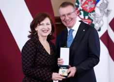 FOTO: Rīgas pilī svinīgi aizvadīta Triju Zvaigžņu ordeņa ceremonija
