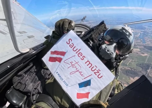 Francijas pilots novēl Latvijai saules mūžu.
