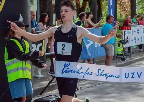 Ņikita Bogdanovs 4. maijā jubilejas desmitajā "Līvenhohas skrējienā" laboja sev piederošo Latvijas rekordu jūdzē.