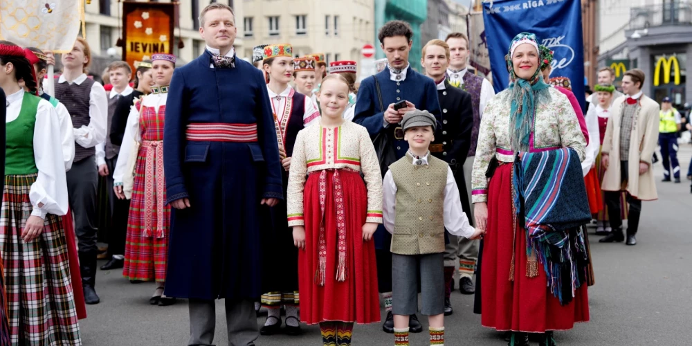 Tradicionālais gājiens tautas tērpos no Rātslaukuma līdz Brīvības piemineklim, atzīmējot Latvijas Neatkarības atjaunošanas 36. gadadienu.