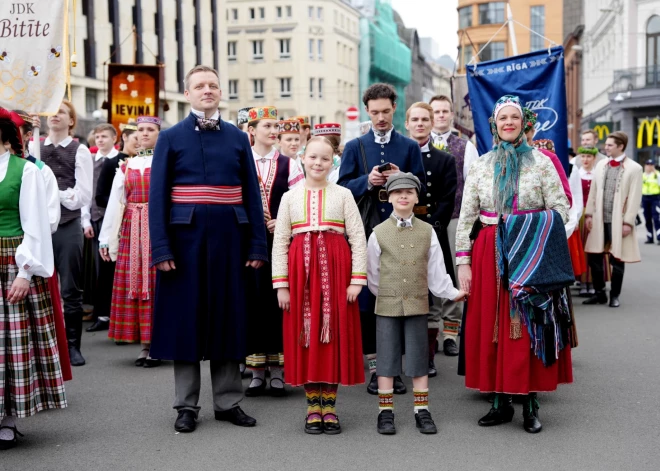 Tradicionālais gājiens tautas tērpos no Rātslaukuma līdz Brīvības piemineklim, atzīmējot Latvijas Neatkarības atjaunošanas 36. gadadienu.
