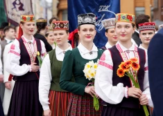 FOTO: Rīgu izdaiļo Latvijas krāšņākie tautas tērpi