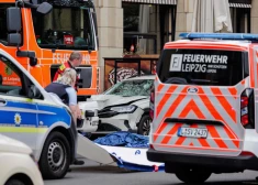 Leipcigas centrā cilvēku pūlī ietriekusies automašīna. FOTO, VIDEO