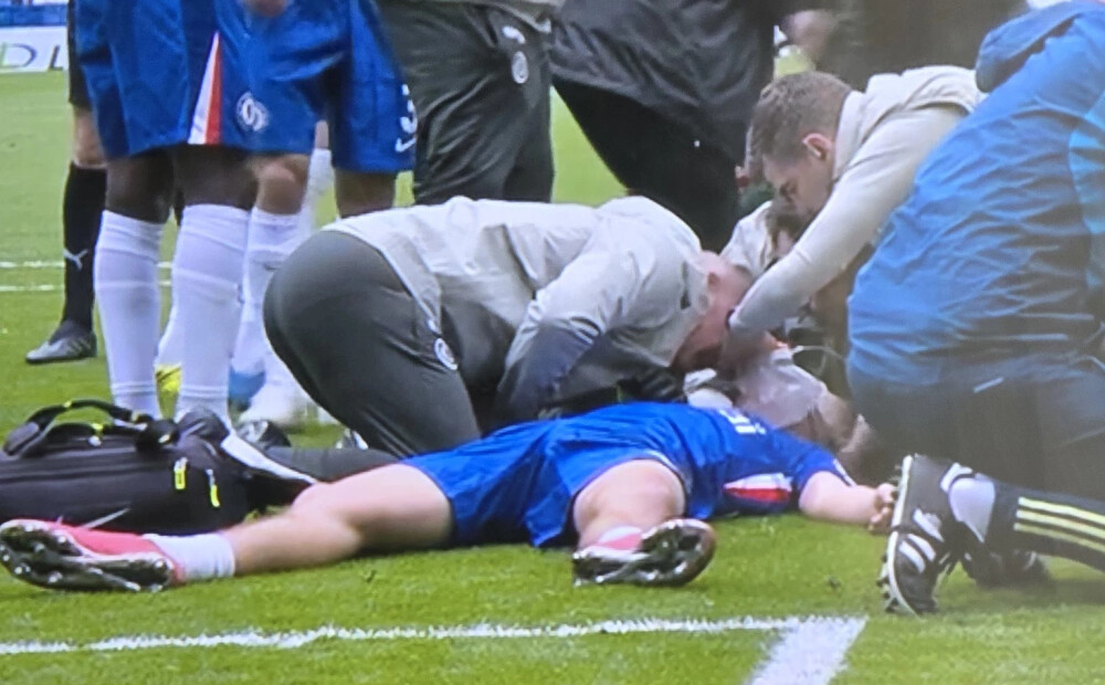 18 gadus vecais Džesijs Derijs savā debijas spēlē “Chelsea” sastāvā pēc sadursmes paliek guļam uz laukuma. VIDEO