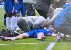 18 gadus vecais Džesijs Derijs savā debijas spēlē “Chelsea” sastāvā pēc sadursmes paliek guļam uz laukuma. VIDEO