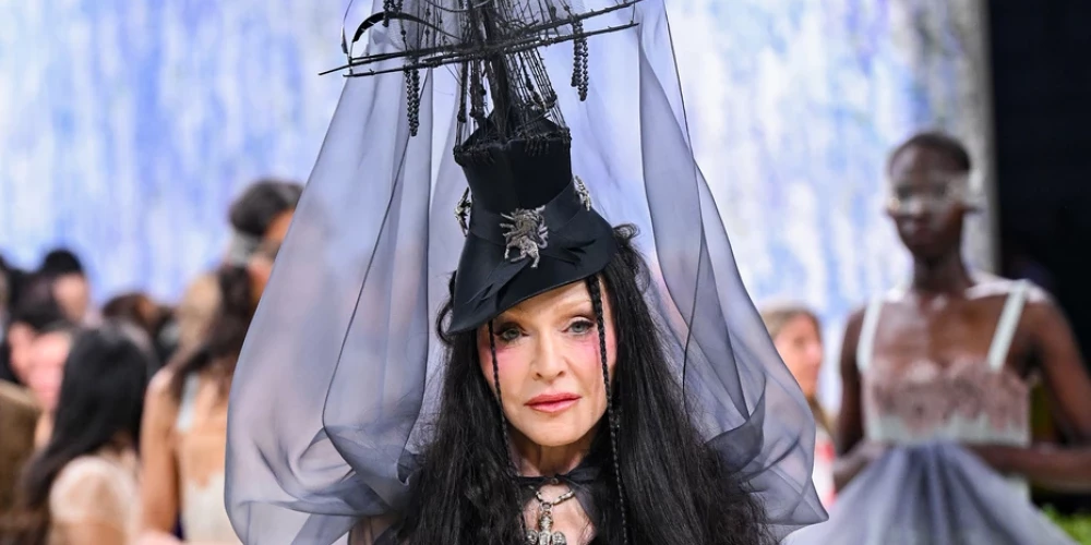 Мадонна появилась на Met Gala в образе, который зрители еще долго будут рассматривать по деталям.