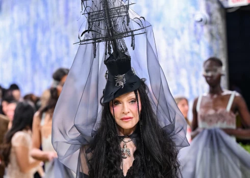 Мадонна появилась на Met Gala в образе, который зрители еще долго будут рассматривать по деталям.