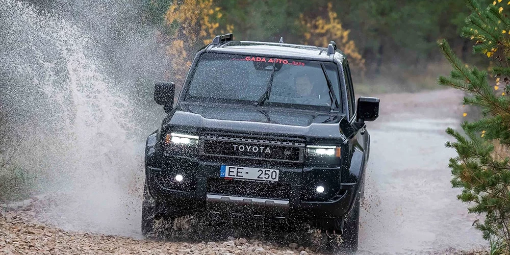 Jaunajam piektās paaudzes “Land Cruiser” zem virsbūves joprojām ir rāmis, kura stingrība, pēc ražotāja teiktā, palielināta par 50%. 