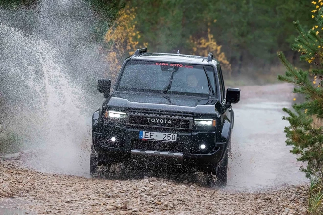 Jaunajam piektās paaudzes “Land Cruiser” zem virsbūves joprojām ir rāmis, kura stingrība, pēc ražotāja teiktā, palielināta par 50%.