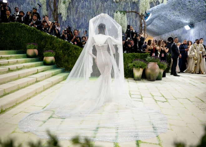 На Met Gala Лиса появилась в образе Robert Wun, украшенном десятками тысяч кристаллов.