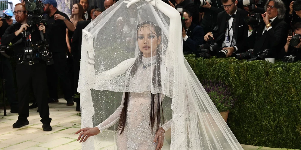Лиса появилась на Met Gala в прозрачном платье с фатой, которую держали скульптурные руки.