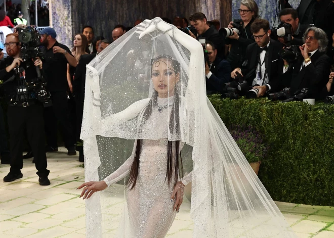 Почти 67 тысяч кристаллов и 2860 часов работы: Лиса из BLACKPINK вышла на Met Gala в платье с "чужими руками"