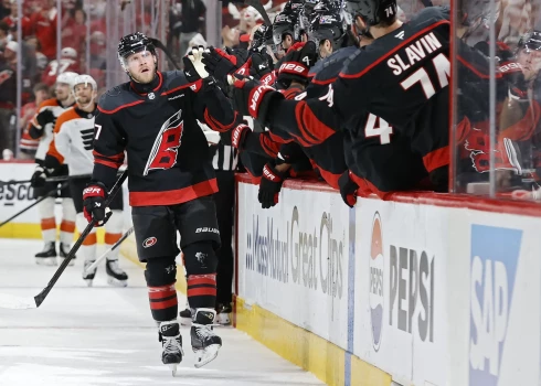 "Hurricanes" komandas biedri sveic dāņu hokejistu Nikolajs Ēlersu pēc vārtu guvuma.