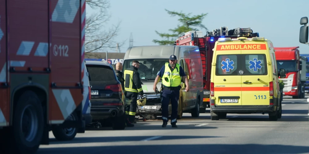 Vairāku auto sadursmes dēļ uz Jelgavas šosejas pie Raubēniem bloķēta josla Rīgas virzienā.