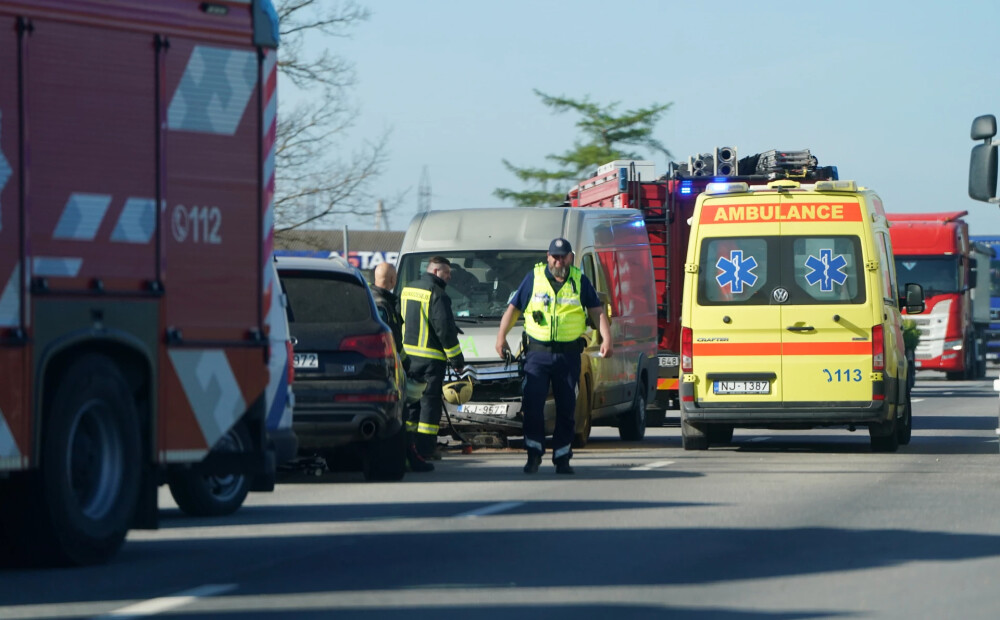 Četru auto sadursmē uz Jelgavas šosejas cietuši divi cilvēki