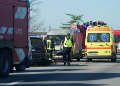 Četru auto sadursmē uz Jelgavas šosejas cietuši divi cilvēki