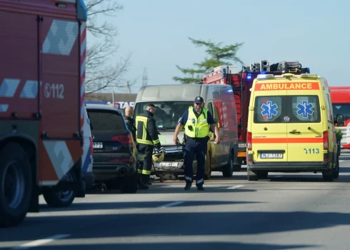 Vairāku auto sadursmes dēļ uz Jelgavas šosejas pie Raubēniem bloķēta josla Rīgas virzienā.