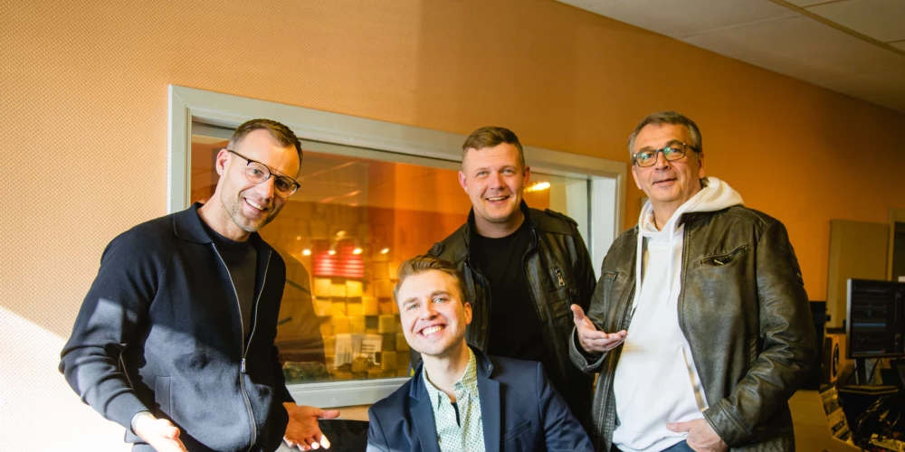 Četri Latvijā iemīļoti estrādes mākslinieki – Andris Baltacis, Jānis Moisejs, Dainis Skutelis un Kaspars Markševics – apvienojušies, lai iedziedātu aizraujošu, pacilājošu un enerģijas pilnu dziesmu "4 vaļi".