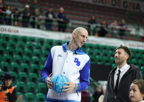 Akille Polonāra (ar bumbu) turpina atveseļoties no nopietnas slimības.