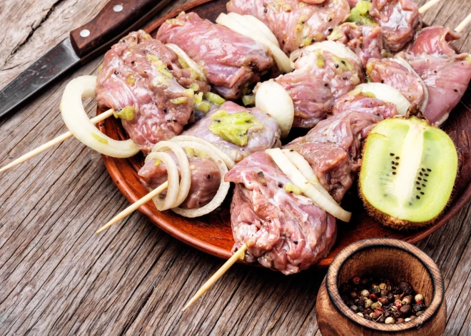 Klasiska, pikantāka vai ar augļu garšu – TOP 5 marinādes grilgaļai
