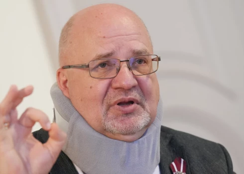 Valkas novada domes priekšsēdētājs Vents Armands Krauklis piedalās preses konferencē, kurā skaidro viņa vadītās pašvaldības finanšu situāciju.