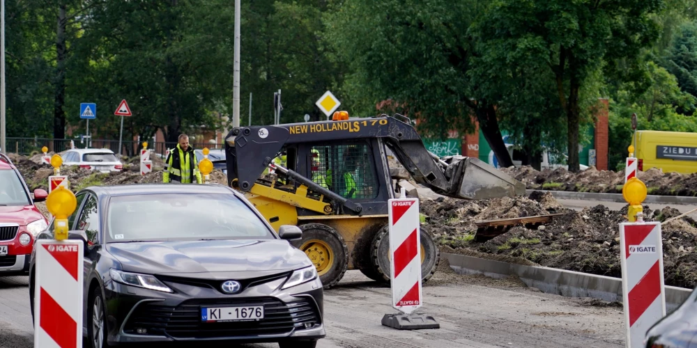 Līdz ar vasarīgās sezonas iestāšanos autobraucējiem jārēķinās arī ar būtiskiem satiksmes ierobežojumiem ielu un ceļu būvdarbu laikā.