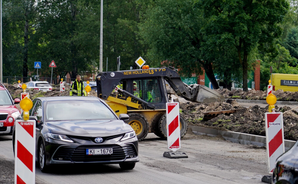 Satiksmes ierobežojumi un ielu remontdarbi Latvijas lielākajās pilsētās: kās jāņem vērā visiem autobraucējiem