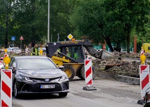 Līdz ar vasarīgās sezonas iestāšanos autobraucējiem jārēķinās arī ar būtiskiem satiksmes ierobežojumiem ielu un ceļu būvdarbu laikā.