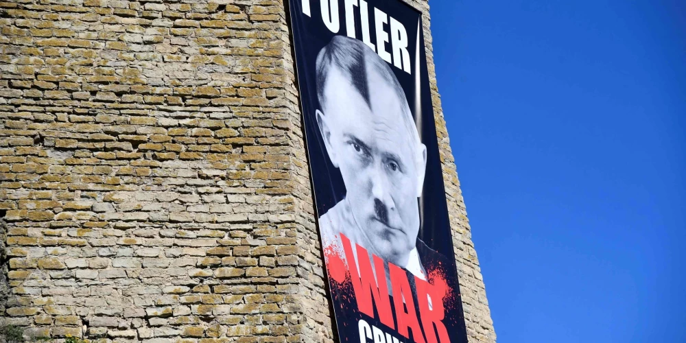2025. gada 9. maijā Narvā jau izkāra plakātu, kurā Krievijas diktators Vladimirs Putins pielīdzināts nacistiskās Vācijas fīreram Ādolfam Hitleram.