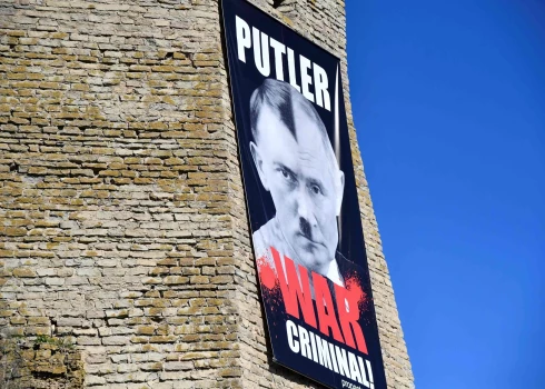 2025. gada 9. maijā Narvā jau izkāra plakātu, kurā Krievijas diktators Vladimirs Putins pielīdzināts nacistiskās Vācijas fīreram Ādolfam Hitleram.