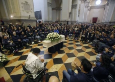 Ļaužu jūra Itālijā atvadās no slavenā autosportista un paralimpieša Dzanardi
