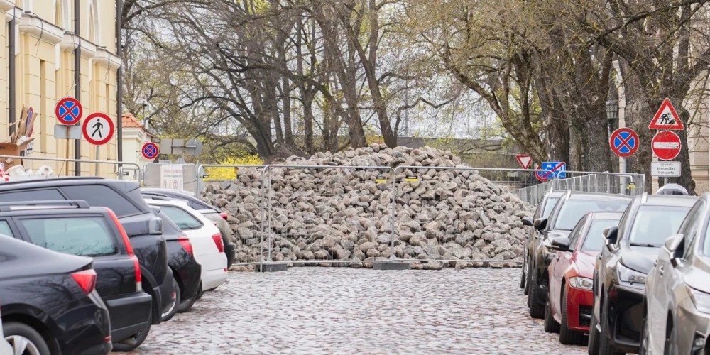 Rīgas klusajā vecpilsētas daļā pie Mākslas muzeja “Arsenāls” šajās dienās uzmanību piesaistījuši būvdarbi Torņa ielā — posmā no Jēkaba ielas līdz Arsenāla ielai tiek izņemts vēsturiskais bruģis.